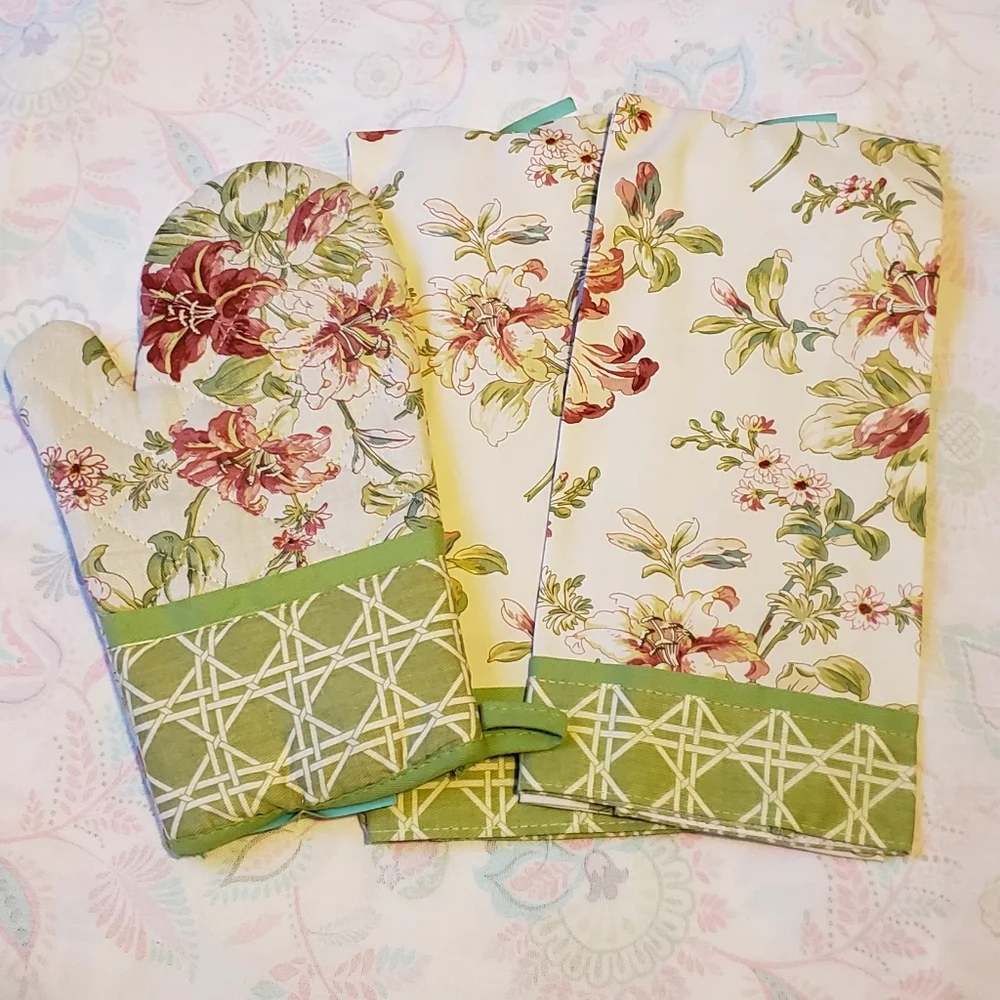 NWT Waverly Floral Set of 2 Kitchen Towels & Oven Mitt